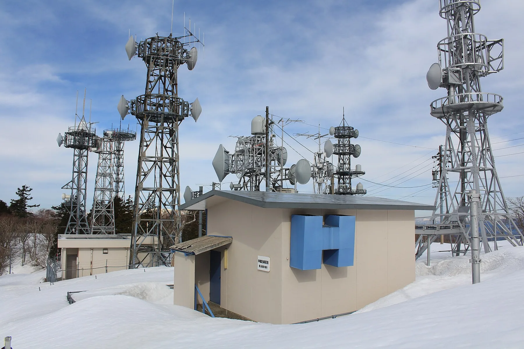 Ripetitore televisivo montano per la diffusione del segnale
